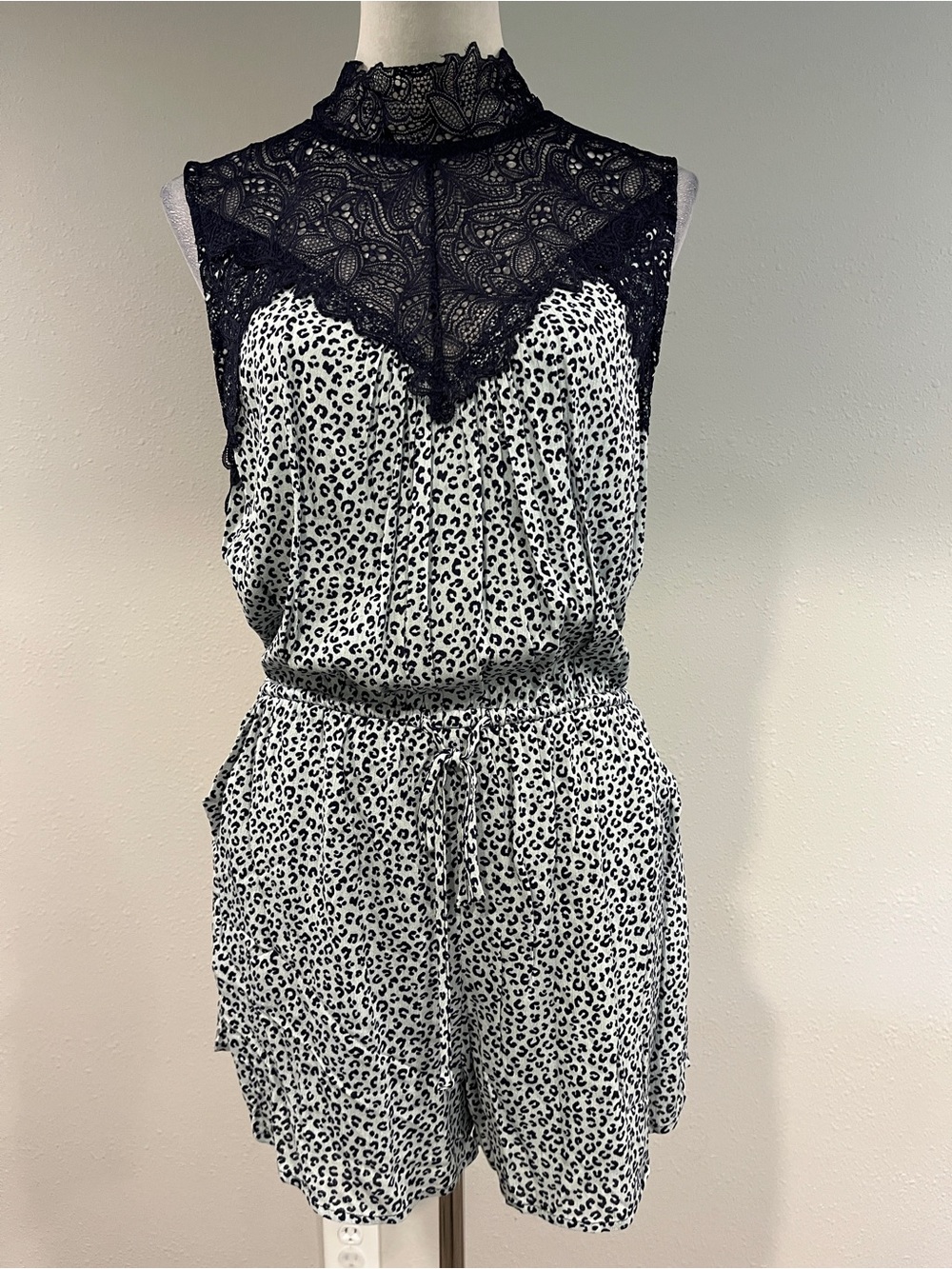 White Birch Sleeveless Lace Yoke Leopard Print Romper size small
